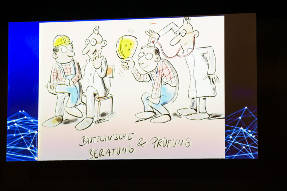 Das Bild zeigt eine Cartoon-Illustration mit drei Figuren: Links sitzt eine Person mit gelbem Bauhelm auf einem Stuhl, in der Mitte hält jemand einen gelbem Bauhelm über den Kopf. Rechts untersucht eine Figur im weißen Kittel und mit Brille den Kopf der mittleren Person mit einem Stethoskop.