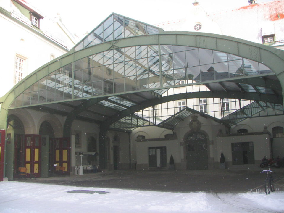 Wieder&shy;aufbau des his&shy;to&shy;risch&shy;en Glas&shy;daches in Regens&shy;burg