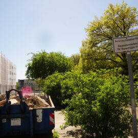 Baustellenzufahrt zur Sanierung der Zeppelintribüne mit Baucontainer, Gerüst und Hinweisschild „Baustellenzufahrt für Berechtigte frei“.