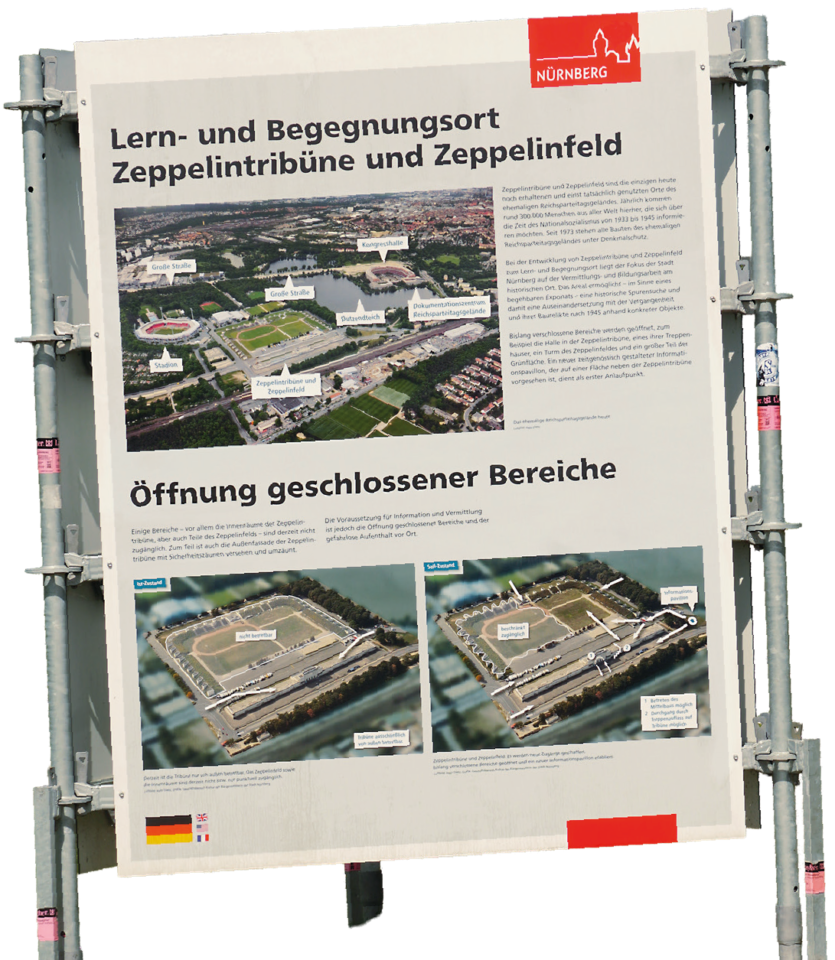 Informationsschild zum Lern- und Begegnungsort Zeppelintribüne und Zeppelinfeld mit Übersichtsplan sowie Darstellung der geplanten Öffnung bisher geschlossener Bereiche.