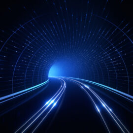 Das Bild zeigt einen futuristischen Tunnel mit leuchtend blauen Lichtern. Der Tunnel ist gebogen, und entlang seines Verlaufs verlaufen Lichtspuren, die Bewegung und Geschwindigkeit vermitteln. Dünne blaue Linien an den Tunnelwänden verstärken die Perspektive und erzeugen einen modernen, technologischen Eindruck.