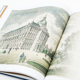 Das Bild zeigt ein aufgeschlagenes Buch mit einer Illustration eines großen historischen Gebäudes mit klassischer Architektur und einer markanten Kuppel. Im Vordergrund sind mehrere Personen und ein kleiner Hund zu sehen. Auf der rechten Seite befindet sich ein Text in deutscher Sprache.