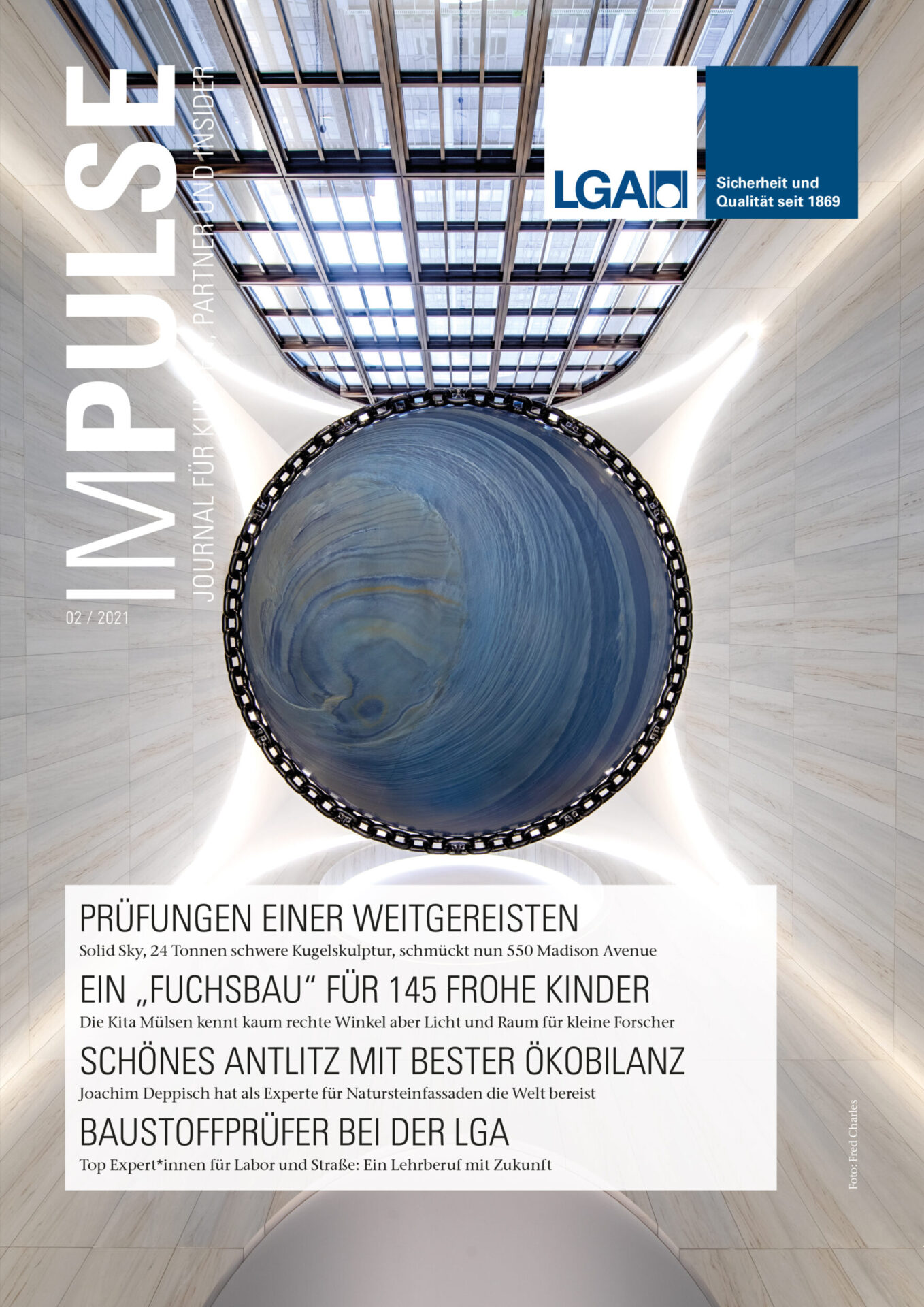 Auf dem Bild ist das Titelblatt einer Zeitschrift mit dem Namen „IMPULSE“ zu sehen. Im Mittelpunkt steht eine große, blau marmorierte Kugelskulptur in einem modernen, lichtdurchfluteten Gebäude. Die Gestaltung wirkt künstlerisch und architektonisch anspruchsvoll.