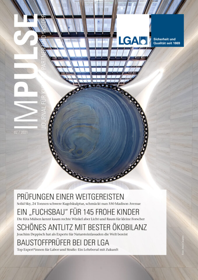 Auf dem Bild ist das Titelblatt einer Zeitschrift mit dem Namen „IMPULSE“ zu sehen. Im Mittelpunkt steht eine große, blau marmorierte Kugelskulptur in einem modernen, lichtdurchfluteten Gebäude. Die Gestaltung wirkt künstlerisch und architektonisch anspruchsvoll.