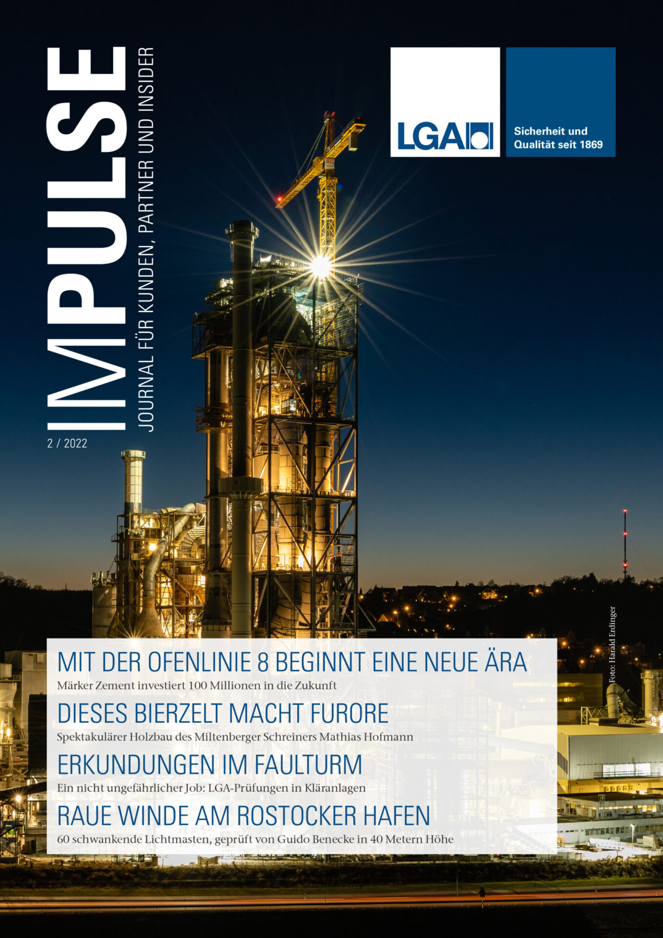 Auf dem Bild ist das Titelblatt einer Zeitschrift mit dem Namen „IMPULSE“ zu sehen. Es zeigt eine nächtlich beleuchtete Industrieanlage mit einem Kran und mehreren Lichtquellen. Die Szene wirkt technisch und industriell geprägt.