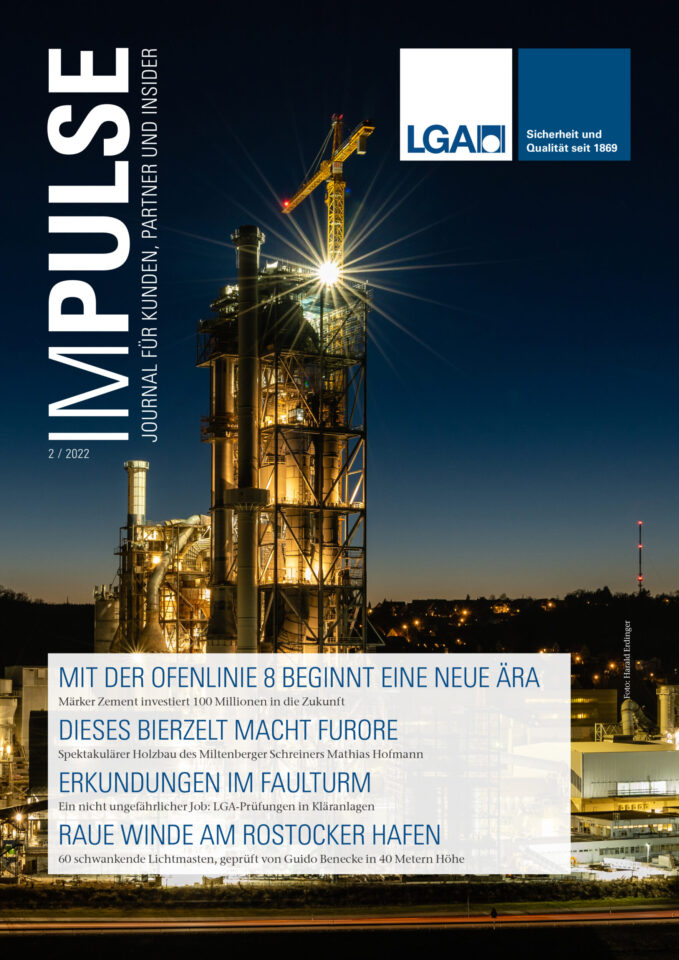 Auf dem Bild ist das Titelblatt einer Zeitschrift mit dem Namen „IMPULSE“ zu sehen. Es zeigt eine nächtlich beleuchtete Industrieanlage mit einem Kran und mehreren Lichtquellen. Die Szene wirkt technisch und industriell geprägt.