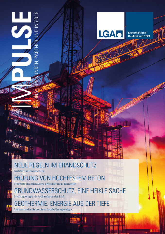 Auf dem Bild ist das Titelblatt einer Zeitschrift mit dem Namen „IMPULSE“ zu sehen. Es zeigt eine Baustelle mit Kränen und Gerüsten vor einem farbenreichen Himmel bei Sonnenauf- oder -untergang. Die Szene wirkt technisch und atmosphärisch zugleich.
