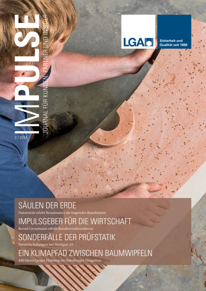 Das Bild zeigt das Cover einer Magazin-Ausgabe mit dem Titel „IMPULSE“ und dem Untertitel „Journal für Kunden, Partner und Insider“, Ausgabe 2/2024. Im Hauptbild arbeitet eine Person mit einem großen Stück Stein oder Beton. Auf dem Cover stehen Themen wie „Säulen der Erde“, „Impulsgeber für die Wirtschaft“, „Sonderfälle der Prüfstatik“ und „Ein Klimapfad zwischen Baumwipfeln“.