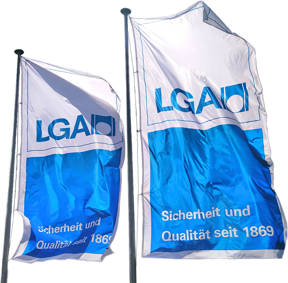 Zwei freigestellte LGA Fahnen mit der Aufschrift Sicherheit und Qualität seit 1869.