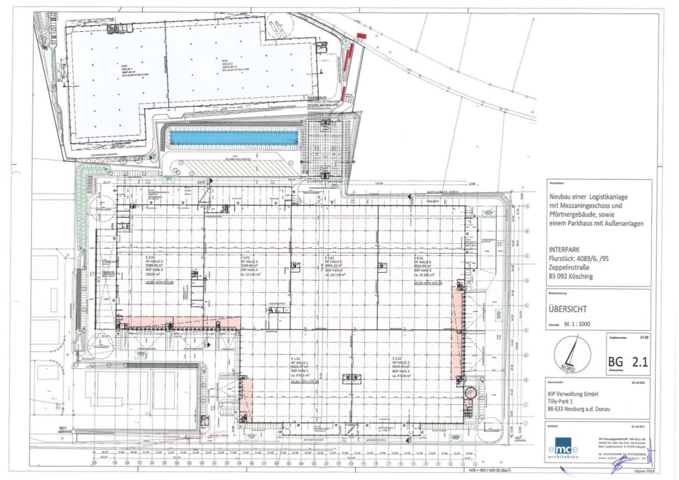 Architektonischer Übersichtsplan einer Logistikanlage mit Mezzaningeschoss, Büro- und Technikflächen sowie einem Parkhaus und Außenanlagen, versehen mit Maßangaben und Beschriftungen.