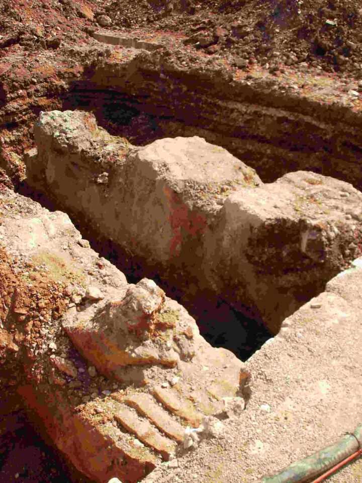 Altes Gemäuer mit lockerer Erde und Schutt.