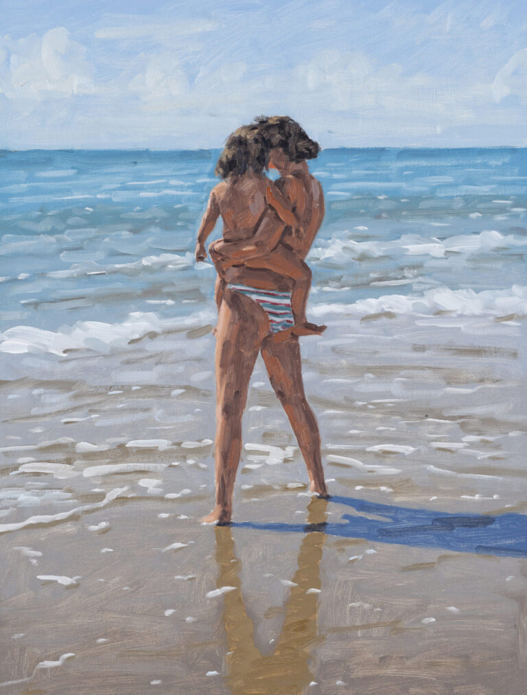 Ein Gemälde zeigt eine Person im gestreiften Badeanzug, die ein Kind auf dem Arm hält und am Strand im seichten Wasser steht. Sanfte Wellen umspülen ihre Füße, während sie in Richtung Meer blicken. Auf dem nassen Sand ist die Spiegelung der beiden zu sehen, der Himmel ist leicht bewölkt.