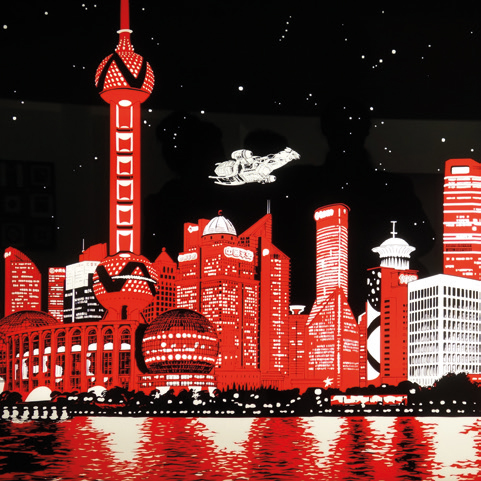 Das Bild zeigt eine stilisierte, futuristische Stadtansicht mit roten und weißen Hochhäusern vor schwarzem Hintergrund. Links ist der markante Oriental Pearl Tower zu erkennen, darüber fliegt ein Raumschiff durch den sternenklaren Nachthimmel. Am unteren Bildrand spiegelt sich die Skyline im Wasser.