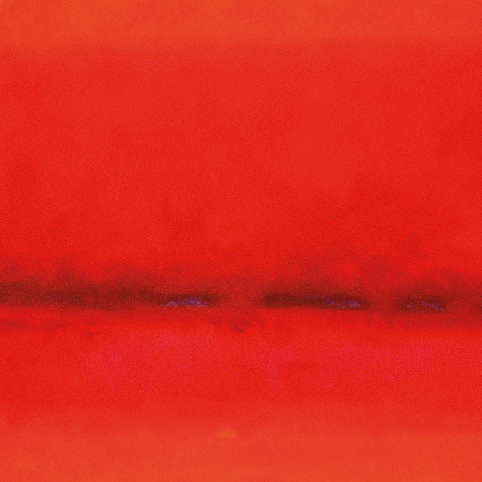 Das Bild zeigt ein abstraktes Gemälde mit überwiegend roten Farbtönen. Eine horizontale dunkle Linie verläuft durch die Bildmitte und sorgt für einen dezenten Kontrast. Die Oberfläche wirkt glatt mit leichten Variationen in der Farbintensität.