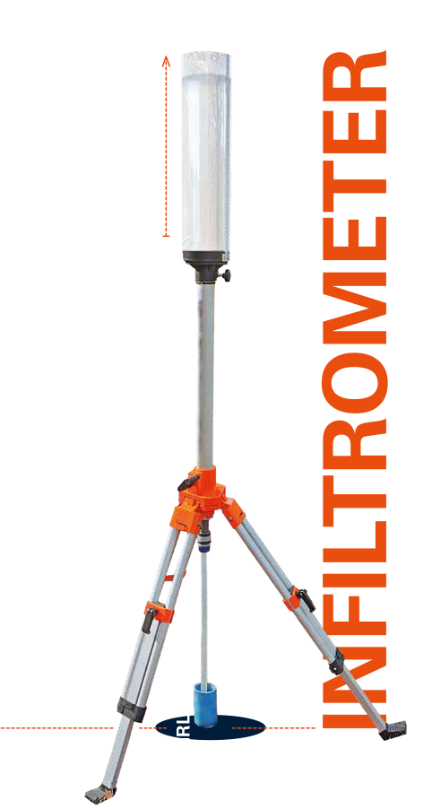 Das Bild zeigt ein Infiltrometer, ein Gerät zur Messung der Wasserversickerung im Boden. Es steht auf einem höhenverstellbaren Stativ mit einem zylindrischen Wasserbehälter und einem senkrechten Rohr.
