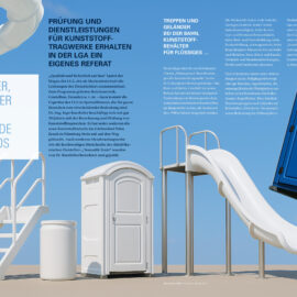 Die Doppelseite eines Magazins zeigt links eine große weiße Tafel mit blauer Aufschrift sowie Bilder von Treppen mit Geländern, einem zylindrischen Behälter und zwei Dixi-Toiletten, eine davon geneigt. Daneben befindet sich eine Rutsche. Die rechte Seite enthält mehrere Textabschnitte mit Überschriften zu Prüfungen und Dienstleistungen für Kunststofftragwerke sowie zu Treppen, Geländern und Behältern.
