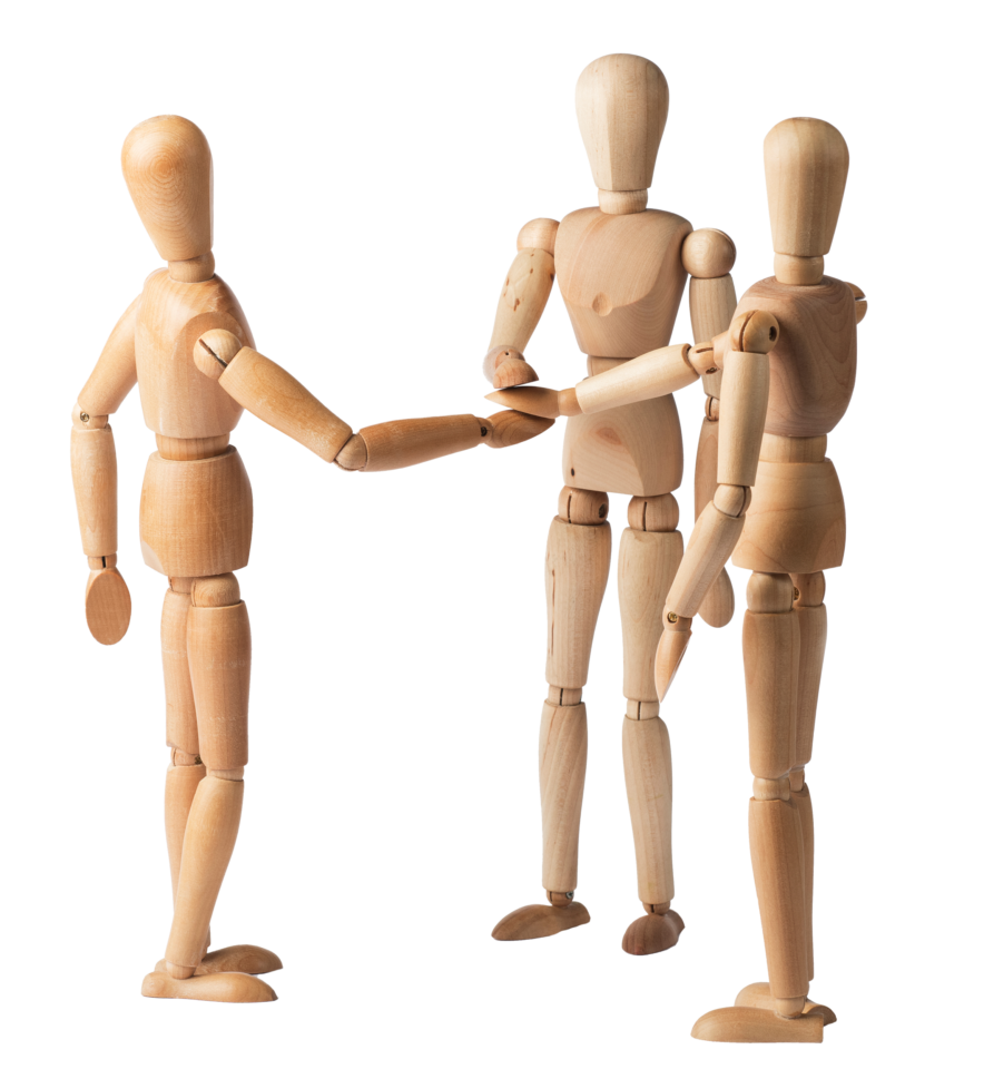 Das Bild zeigt drei hölzerne Künstlerfiguren. Die Figuren legen ihre Hände in der Mitte aufeinander. Die Anordnung der Figuren vermittelt den Eindruck eines Gesprächs oder einer Einigung.