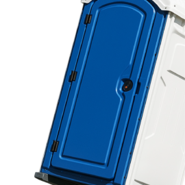 Das Bild zeigt eine mobile Toilette mit blauer Tür und weißen Seitenwänden. Die Tür ist mit schwarzen Scharnieren und einem Griff ausgestattet.