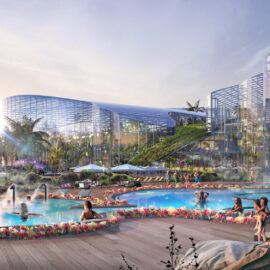 Das Bild zeigt eine luxuriöse Freizeitanlage mit mehreren Pools, umgeben von üppigem Grün und moderner Architektur. Menschen entspannen im Wasser und auf Liegestühlen, während im Hintergrund große verglaste Gebäude mit Pflanzen auf eine Gewächshaus- oder Gartenlandschaft hinweisen.