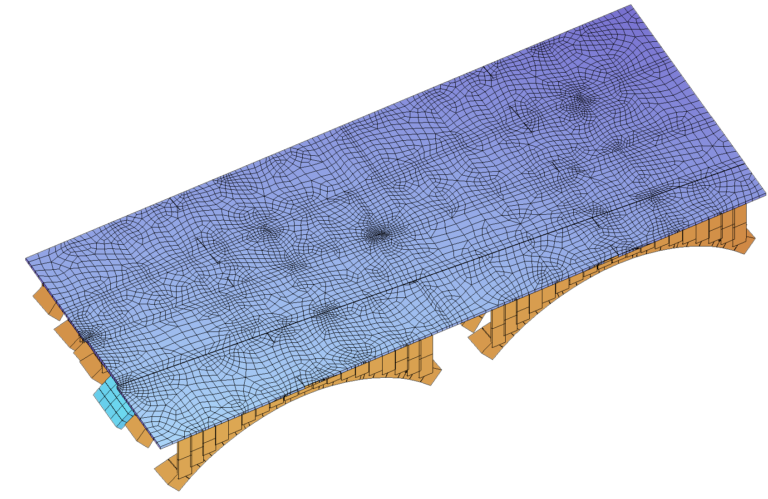 Das Bild zeigt ein 3D-Modell einer Struktur mit einem bogenförmigen Sockel und mehreren Stützsäulen. Die obere Fläche ist mit einem blauen Gitternetz überzogen, das vermutlich Ergebnisse einer Finite-Elemente-Analyse oder einer statischen Berechnung darstellt.