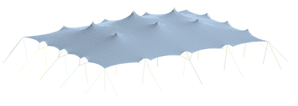 Das Bild zeigt eine große, gespannte Membranstruktur aus netzartigem Material, die von mehreren Masten getragen wird. Die Membran ist so gespannt, dass sie eine Abfolge von Höhen und Tiefen bildet. Die Masten sind sowohl am Rand als auch innerhalb der Struktur angeordnet, um deren Form zu stabilisieren.