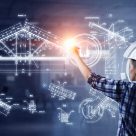 Das Bild zeigt eine Person mit Schutzhelm und kariertem Hemd, die mit einer virtuellen Benutzeroberfläche interagiert. In der holografischen Darstellung sind architektonische Pläne und technische Zeichnungen wie Dachkonstruktionen und Querschnitte zu sehen. Der Hintergrund ist unscharf, wodurch der Fokus auf der digitalen Anzeige liegt.