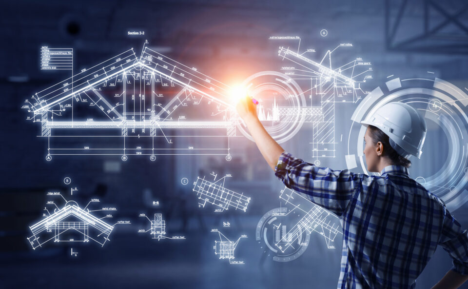 Das Bild zeigt eine Person mit Schutzhelm und kariertem Hemd, die mit einer virtuellen Benutzeroberfläche interagiert. In der holografischen Darstellung sind architektonische Pläne und technische Zeichnungen wie Dachkonstruktionen und Querschnitte zu sehen. Der Hintergrund ist unscharf, wodurch der Fokus auf der digitalen Anzeige liegt.