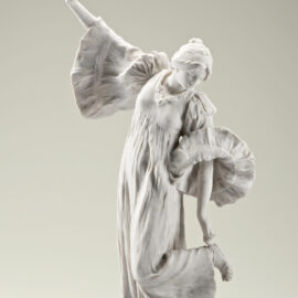 Das Bild zeigt eine weiße Skulptur aus Marmor oder Porzellan, die eine Person in einem fließenden Kleid darstellt. Die Figur hält mit einem Arm einen Teil des Kleides, während der andere Arm erhoben ist, und der Kopf ist leicht nach unten geneigt. Das Kleid weist detaillierte Falten und Rüschen auf, besonders an den Ärmeln und am Saum.