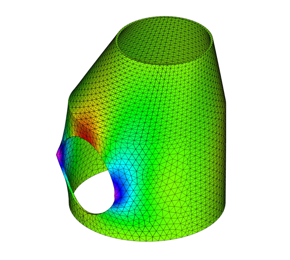 Das Bild zeigt ein 3D-Modell einer Finite-Elemente-Analyse (FEA) eines zylindrischen Bauwerks mit konischer Spitze und elliptischer Aussparung an der Seite. Die Farbskala stellt die Spannungsverteilung dar, wobei Grün geringe und Rot sowie Blau höhere Spannungen anzeigen. Ein Gitternetz überzieht das Modell und zeigt die Unterteilung in Analyse-Elemente.