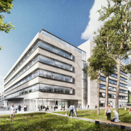 Das Bild zeigt ein modernes, mehrstöckiges Bürogebäude mit großen Glasfenstern und einer Fassade aus Beton. Um das Gebäude herum befindet sich eine gestaltete Grünfläche mit Rasen, Bäumen und Menschen, die spazieren gehen oder auf dem Gras sitzen. Der Himmel ist überwiegend klar mit einigen Wolken, was auf einen sonnigen Tag hinweist.