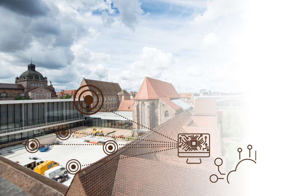 Das Bild zeigt eine Stadtansicht mit historischen Gebäuden mit roten Ziegeldächern und einem modernen Bau mit großen Glasfenstern. Der Himmel ist teilweise bewölkt. Über dem Bild sind digitale Symbole wie Zielscheiben, Netzwerkelemente und ein Monitor mit Schaltkreisgrafik eingeblendet.