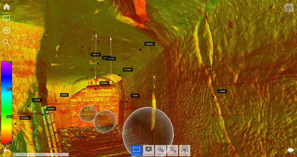 Das Bild zeigt eine 3D-Scan-Darstellung einer unterirdischen oder höhlenartigen Struktur mit farblicher Tiefenanzeige von Blau (flach) bis Rot (tief). Innerhalb der Darstellung sind mehrere Maßangaben in Metern zu sehen. Am unteren Bildrand befinden sich Symbole für Werkzeuge und Einstellungen der Scan-Visualisierung.