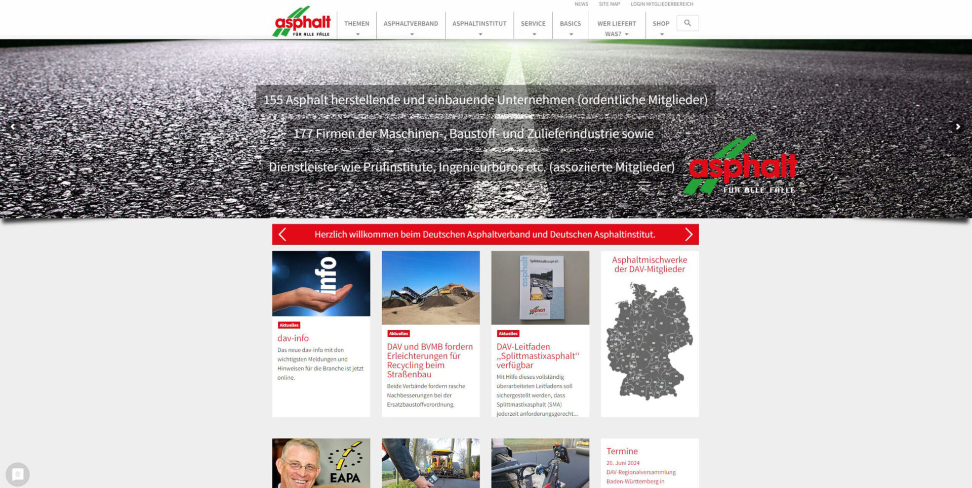 Das Bild zeigt eine Webseite des Deutschen Asphaltverbands (DAV) und des Deutschen Asphaltinstituts mit einem Asphalt-Hintergrundbild und Text zu Mitgliedszahlen. Darunter befindet sich ein rotes Banner mit der Begrüßung sowie vier Spalten mit Bildern und Titeln zu Themen wie Recycling-Baustoffe, Mitgliedswerke und Leitfäden. Am unteren Rand sind kleinere Bilder zu Asphaltarbeiten und Veranstaltungsterminen zu sehen.