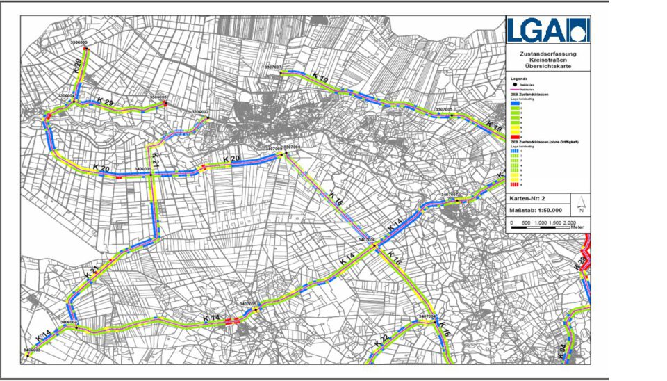 Das Bild zeigt eine detaillierte Karte zur Zustandsbewertung von Kreisstraßen mit farblich markierten Straßenabschnitten. Die Farben Rot, Gelb, Grün und Blau kennzeichnen jeweils sehr schlechten bis guten Straßenzustand. Auf der Karte sind verschiedene Straßenabschnitte mit Bezeichnungen wie „K 20“ oder „K 14“ versehen.