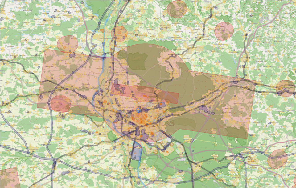 Das Bild zeigt eine detaillierte Karte mit verschiedenen Regionen, Straßen und geografischen Merkmalen. Farbige Markierungen und Kreise heben bestimmte Zonen oder Interessensbereiche hervor.