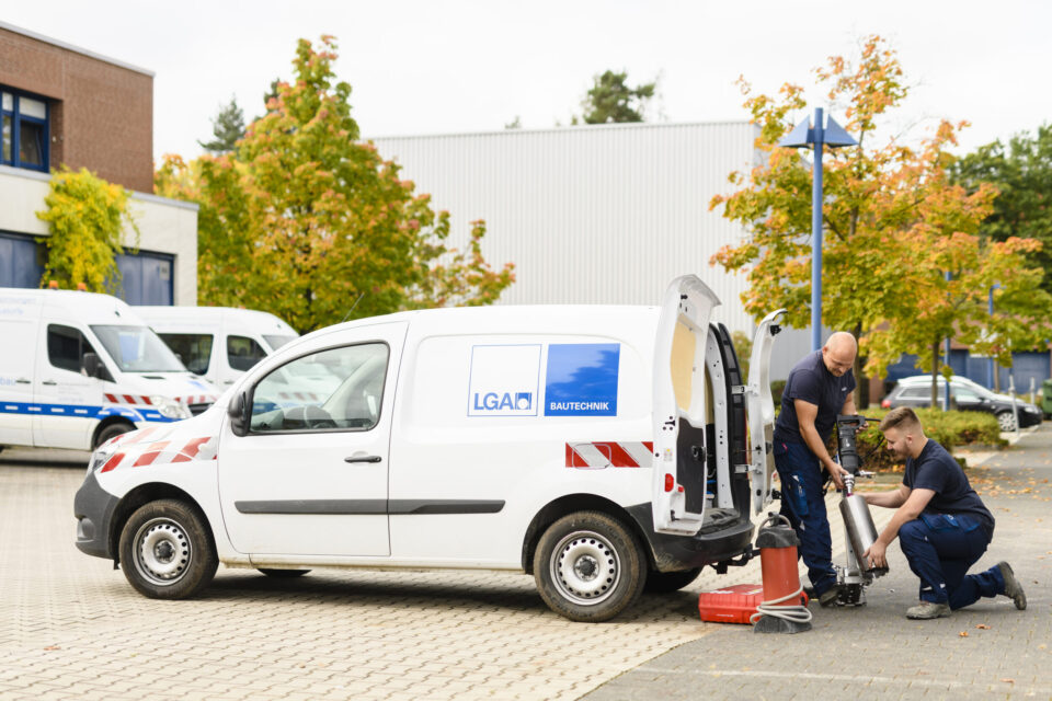 …oder auf der Baustelle, hier Daniel Schumann (links) und Marco Mehrer (rechts) beim Zusammenbau eines Kernbohrgerätes zur Entnahme von Betonproben.
