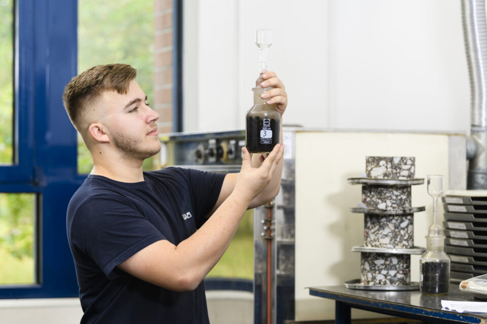 Baustoffprüfungen finden im LGA-Labor statt, hier Marco Mehrer bei der Prüfung der Asphaltrohdichte…