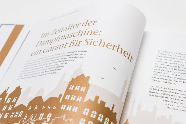 Das Bild zeigt ein aufgeschlagenes Buch mit einem Text in deutscher Sprache und einer Grafik einer Stadt-Skyline in Bronzetönen. Der Text beschreibt die Rolle neuer Verkehrsmittel im Zeitalter der Dampfmaschine und deren Bedeutung für Sicherheit und Fortschritt.