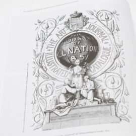 Das Bild zeigt eine Seite aus einem Buch oder Magazin mit einer Illustration unter dem Titel „THE ART JOURNAL ILLUSTRATED CATALOGUE“. Im Zentrum befindet sich ein großes rundes Emblem mit der Aufschrift „THE INDUSTRY OF ALL NATIONS 1851“, umgeben von dekorativen Elementen. Darunter sind drei Figuren dargestellt: eine stehende Figur in der Mitte und zwei sitzende Figuren zu beiden Seiten.