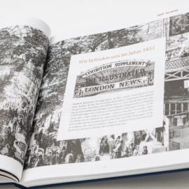 Das Bild zeigt ein aufgeschlagenes Buch mit einer doppelseitigen Schwarz-Weiß-Illustration, die eine historische Szene mit Menschen und Gebäuden darstellt. Auf der rechten Seite befindet sich ein Textfeld mit Informationen zur Großen Ausstellung von 1851 in London. Die Darstellung vermittelt den Eindruck einer lebendigen, internationalen Metropole im 19. Jahrhundert.