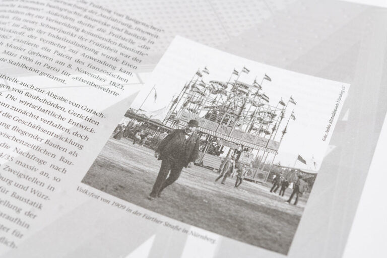 Das Bild zeigt eine Seite aus einem Buch oder Magazin mit deutschem Text und einer schwarz-weißen Fotografie. Die Fotografie zeigt das Volksfest von 1909 in der Fürther Straße in Nürnberg mit einem Mann im Vordergrund und einem großen Fahrgeschäft mit Fahnen im Hintergrund. Weitere Personen sind auf dem Festgelände unterwegs.