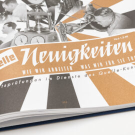 Das Bild zeigt eine Seite aus einem Buch mit dem Titel „Quelle Neuigkeiten“ und dem Untertitel „Wie wir arbeiten, was wir für Sie tun“. Mehrere schwarz-weiße Fotografien zeigen Menschen bei der Arbeit mit Maschinen und Geräten. Das Design ist in Bronze- und Weißtönen gehalten und enthält strahlenförmige Linien.