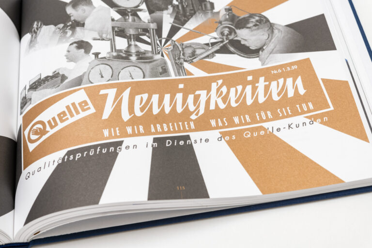 Das Bild zeigt eine Seite aus einem Buch mit dem Titel „Quelle Neuigkeiten“ und dem Untertitel „Wie wir arbeiten, was wir für Sie tun“. Mehrere schwarz-weiße Fotografien zeigen Menschen bei der Arbeit mit Maschinen und Geräten. Das Design ist in Bronze- und Weißtönen gehalten und enthält strahlenförmige Linien.