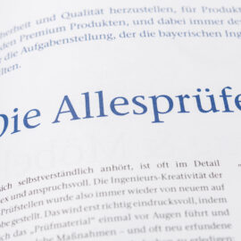Das Bild zeigt eine Seite aus einem Buch mit dem Titel „Die Allesprüfer“ in großer blauer Schrift. Darunter befindet sich ein Absatz in kleinerer Schrift, der die anspruchsvolle Arbeit einer Prüfstelle beschreibt. Am oberen Rand ist teilweise weiterer Text sichtbar, der sich mit Sicherheit und Qualität von Produkten befasst.