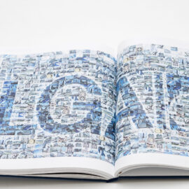 Das Bild zeigt ein geöffnetes Buch mit einer Collage aus vielen kleinen Bildern, die zusammen das Wort „LGA“ über beide Seiten formen. Die Farbgestaltung ist überwiegend in Blau und Weiß gehalten.