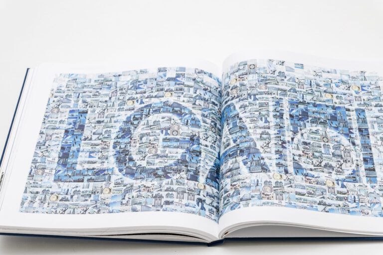 Das Bild zeigt ein geöffnetes Buch mit einer Collage aus vielen kleinen Bildern, die zusammen das Wort „LGA“ über beide Seiten formen. Die Farbgestaltung ist überwiegend in Blau und Weiß gehalten.