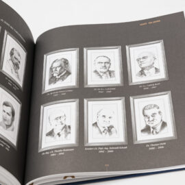 Das Bild zeigt ein geöffnetes Buch mit schwarz-weißen Porträtskizzen mehrerer Personen, angeordnet wie in einer Galerie. Unter jedem Porträt stehen Name und Amtszeiten der jeweiligen Person. Die Darstellung erinnert an eine Übersicht früherer Führungspersönlichkeiten.