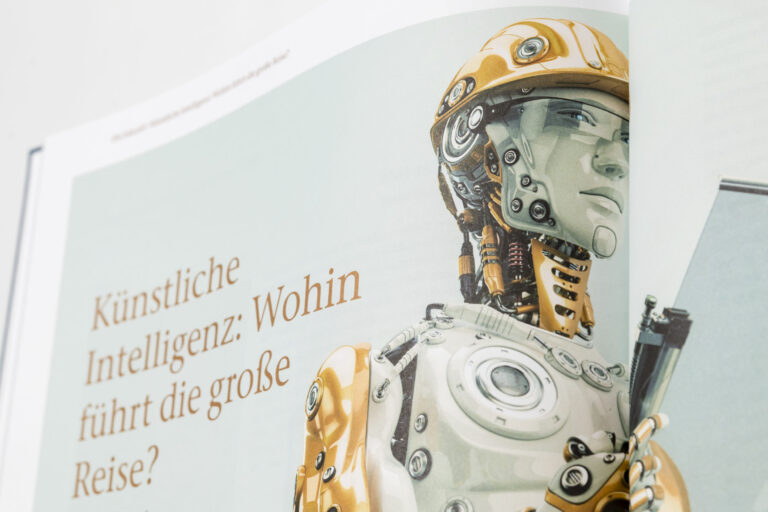Das Bild zeigt eine Seite aus einem Buch oder Magazin mit der Abbildung eines Roboters in metallischem, mechanischem Design. Daneben steht der Text „Künstliche Intelligenz: Wohin führt die große Reise?“.