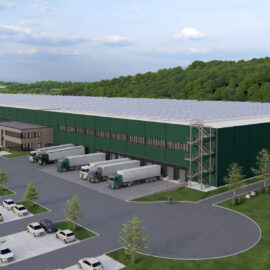 Das Bild zeigt ein grafisches Modell eines großen Industrie- oder Logistikzentrum mit grüner Fassade, mehreren Laderampen mit parkenden Lkw sowie einem Parkplatz im Vordergrund, umgeben von Bäumen und Grünflächen in ländlicher oder vorstädtischer Umgebung.