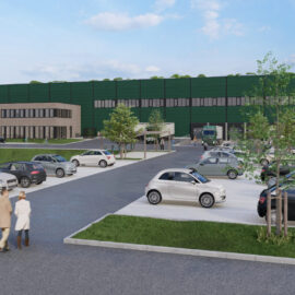 Das Bild zeigt ein grafisches Modell eines großen Industrie- oder Geschäftsgebäude mit grüner Fassade, mehreren Laderampen, parkenden Autos und zwei Personen auf dem Gehweg, umgeben von Bäumen und unter einem teilweise bewölkten Himmel.